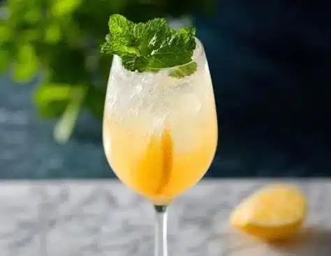 Refreshing Hugo Spritz cocktail with ingredients like elderflower and prosecco